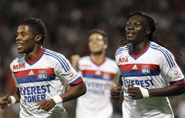 Les Lyonnais Michel bastos (à gauche) et Bafé Gomis, le 15 octobre 2011, contre Bordeaux, au stade de Gerland. Les Lyonnais Michel bastos (à gauche) et Bafé Gomis, le 15 octobre 2011, contre Bordeaux, au stade de Gerland.