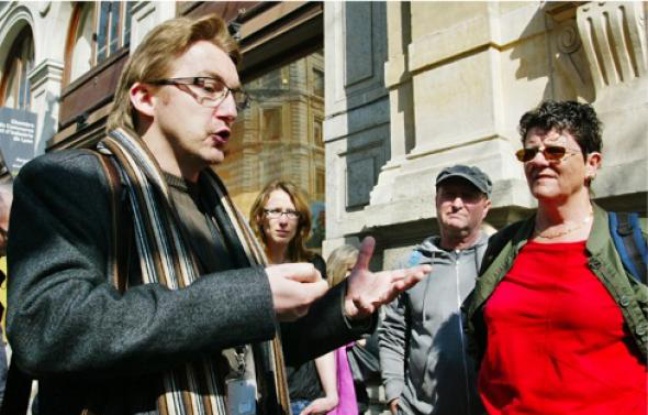 Le guide Nicolas Le Breton narre l'assassinat de Sadi Carnot rue de la Ré, à Lyon.
Le guide Nicolas Le Breton narre l'assassinat de Sadi Carnot rue de la Ré, à Lyon.