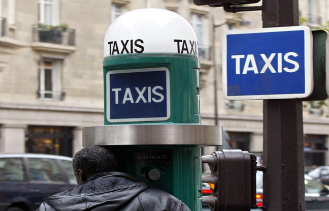 Un homme appelle un taxi à une borne prévue à cet effet, en octobre 2002 à Paris. Un homme appelle un taxi à une borne prévue à cet effet, en octobre 2002 à Paris.