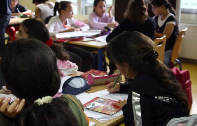 Des élèves du collège Robert-Desnosà Orly fait partie du programme E.C.L.A.I.R (Ecole Collège Lycée Ambition Innovation Réussite) depuis Septembre 2011. Des élèves du collège Robert-Desnosà Orly fait partie du programme E.C.L.A.I.R (Ecole Collège Lycée Ambition Innovation Réussite) depuis Septembre 2011.
