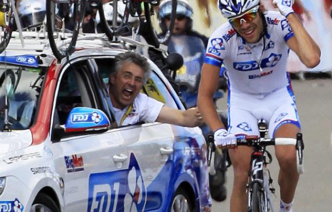 Le coureur français Thibaut Pinot, lors de sa victoire sur la 8e étape du Tour de France, le 8 juillet 2012 à Porrentruy (Suisse), encouragé par le manager de la FDJ BigMat Marc Madiot, dans la voiture de son équipe. Le coureur français Thibaut Pinot, lors de sa victoire sur la 8e étape du Tour de France, le 8 juillet 2012 à Porrentruy (Suisse), encouragé par le manager de la FDJ BigMat Marc Madiot, dans la voiture de son équipe.