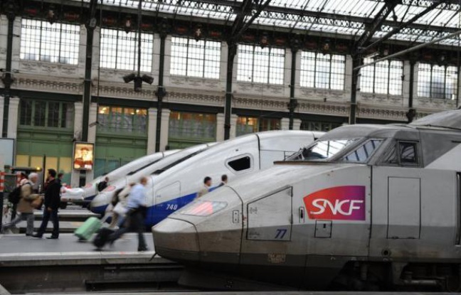 Plus de 600 personnes, qui voyageaient à bord d'un double TGV au départ de Paris et en direction de Grenoble et d'Avignon, ont été bloqués pendant près de 4H30 en Saône-et-Loire dans la nuit de vendredi à samedi, en raison d'une panne matérielle, a-t-on appris auprès de la SNCF. Plus de 600 personnes, qui voyageaient à bord d'un double TGV au départ de Paris et en direction de Grenoble et d'Avignon, ont été bloqués pendant près de 4H30 en Saône-et-Loire dans la nuit de vendredi à samedi, en raison d'une panne matérielle, a-t-on appris auprès de la SNCF.