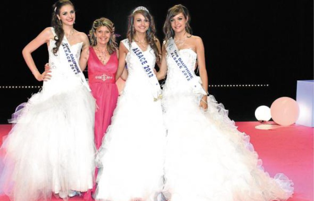 Miss Alsace, ses dauphines et Claudia Frittolini, déléguée Miss France-Alsace. Miss Alsace, ses dauphines et Claudia Frittolini, déléguée Miss France-Alsace.