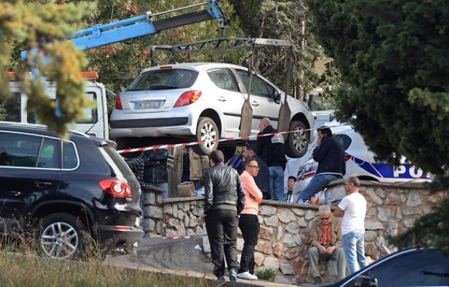 Evacuation de la voiture dans laquelle un homme a été tué par balle le 26 octobre 2013, à Marseille. Evacuation de la voiture dans laquelle un homme a été tué par balle le 26 octobre 2013, à Marseille.