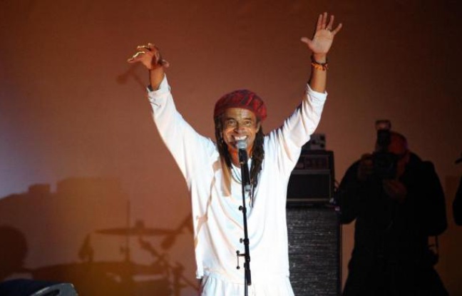 L'ex-tennisman Yannick Noah chante sur la Place de la Bastille à Paris le 6 mai 2012, après l'annonce de la victoire de François Hollande au second tour de l'élection présidentielle L'ex-tennisman Yannick Noah chante sur la Place de la Bastille à Paris le 6 mai 2012, après l'annonce de la victoire de François Hollande au second tour de l'élection présidentielle