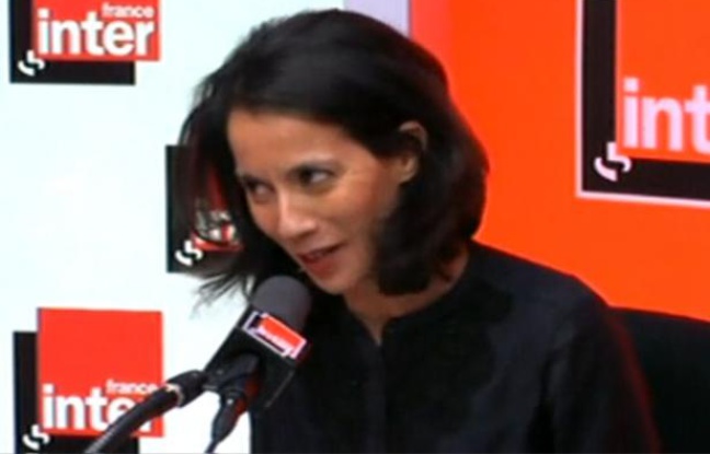 Sophia Aram, humoriste sur France Inter, en pleine chronique, le 4 janvier 2011. Sophia Aram, humoriste sur France Inter, en pleine chronique, le 4 janvier 2011.
