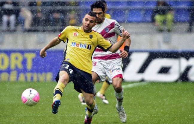 Le milieu de terrain international français Marvin Martin, 24 ans, qui évoluait la saison dernière à Sochaux a signé pour cinq ans à Lille. Le milieu de terrain international français Marvin Martin, 24 ans, qui évoluait la saison dernière à Sochaux a signé pour cinq ans à Lille.
