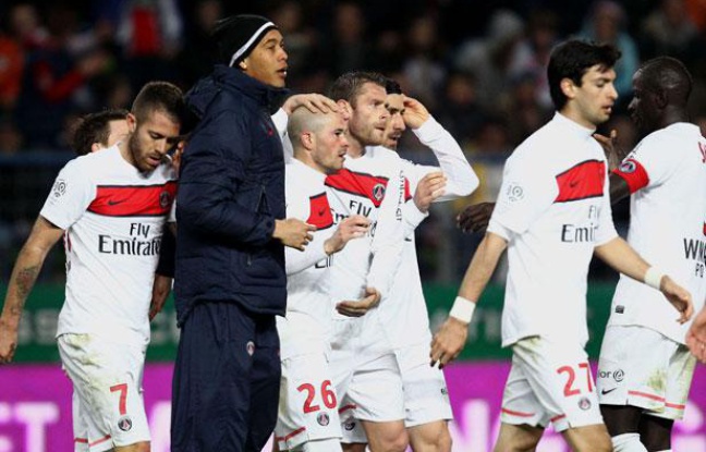 Les Parisiens Hoarau, Menez, Armand et Pastore félicient Christophe Jallet, buteur face à Caen le 18 mars 2012 Les Parisiens Hoarau, Menez, Armand et Pastore félicient Christophe Jallet, buteur face à Caen le 18 mars 2012