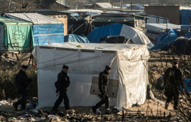 Des policiers patrouillent dans le camp de migrants appelé la "Jungle" à Calais, le 20 janvier 2016 Des policiers patrouillent dans le camp de migrants appelé la "Jungle" à Calais, le 20 janvier 2016