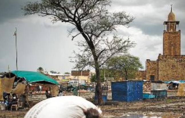 Les produits du marché de Malakal sont acheminés par bateau sur le Nil depuis Juba, car aucune denrée ne passe la frontière depuis le début de l'année. Les produits du marché de Malakal sont acheminés par bateau sur le Nil depuis Juba, car aucune denrée ne passe la frontière depuis le début de l'année.