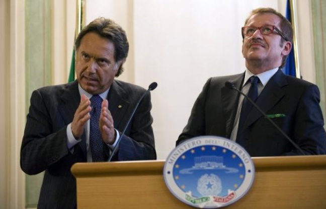 Le chef de la police italienne, Antonio Manganelli, a affirmé que de prochains "développements" dans le scandale des matches truqués dit "Calcioscommesse", pourraient apporter des "réponses sensationnelles", mardi selon l'agence Ansa Le chef de la police italienne, Antonio Manganelli, a affirmé que de prochains "développements" dans le scandale des matches truqués dit "Calcioscommesse", pourraient apporter des "réponses sensationnelles", mardi selon l'agence Ansa