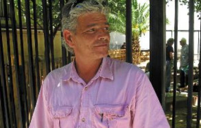 Sans travail depuis six mois, Dionysos est hébergé par la municipalité. Sans travail depuis six mois, Dionysos est hébergé par la municipalité.