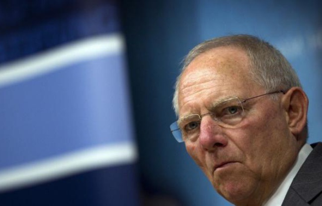 Le ministre allemand des Finances Wolfgang Schäuble s'est montré favorable à la tenue d'un référendum afin de réviser la Constitution allemande pour permettre un transfert de davantage de compétences à Bruxelles, dans un entretien avec l'hebdomadaire Der Spiegel paru lundi. Le ministre allemand des Finances Wolfgang Schäuble s'est montré favorable à la tenue d'un référendum afin de réviser la Constitution allemande pour permettre un transfert de davantage de compétences à Bruxelles, dans un entretien avec l'hebdomadaire Der Spiegel paru lundi.