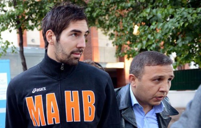 Les joueurs de handball, dont la star Nikola Karabatic, interpellés dimanche pour des soupçons de match truqué sur fond de paris sportifs, vont "très probablement" reconnaître avoir parié, mais pas triché, selon l'avocat de l'entre d'eux. Les joueurs de handball, dont la star Nikola Karabatic, interpellés dimanche pour des soupçons de match truqué sur fond de paris sportifs, vont "très probablement" reconnaître avoir parié, mais pas triché, selon l'avocat de l'entre d'eux.