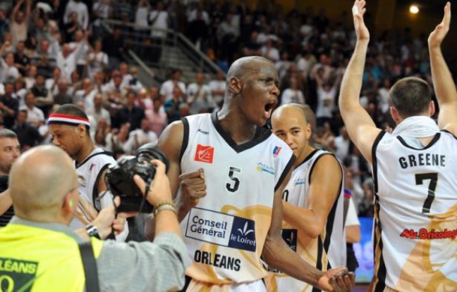 Orléans s'est offert, à force de détermination, une "belle" avec finale de la Pro A en jeu vendredi (19h30) à Chalon, en résistant au retour des Bourguignons combatifs et auteurs d'une fin de demi-finale retour époustouflante (78-74). Orléans s'est offert, à force de détermination, une "belle" avec finale de la Pro A en jeu vendredi (19h30) à Chalon, en résistant au retour des Bourguignons combatifs et auteurs d'une fin de demi-finale retour époustouflante (78-74).
