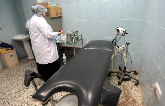 Dans une petite salle sans fenêtre, des médecins de l'Institut médico-légal (IML) de Bagdad réalisent tous les jours des tests de virginité sur décision judiciaire, une pratique vivement dénoncée par les organisations de défense des droits de l'Homme. Dans une petite salle sans fenêtre, des médecins de l'Institut médico-légal (IML) de Bagdad réalisent tous les jours des tests de virginité sur décision judiciaire, une pratique vivement dénoncée par les organisations de défense des droits de l'Homme.