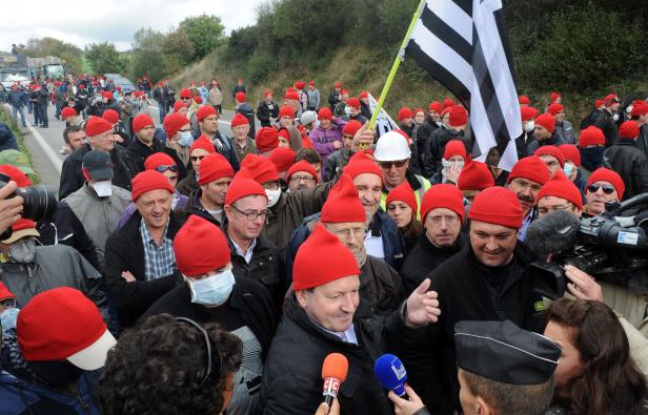 Thierry Merret, président de la FDSEA du Finistère, au premier rang, discute avec les forces de l'ordre, le 26 octobre 2013. Thierry Merret, président de la FDSEA du Finistère, au premier rang, discute avec les forces de l'ordre, le 26 octobre 2013.