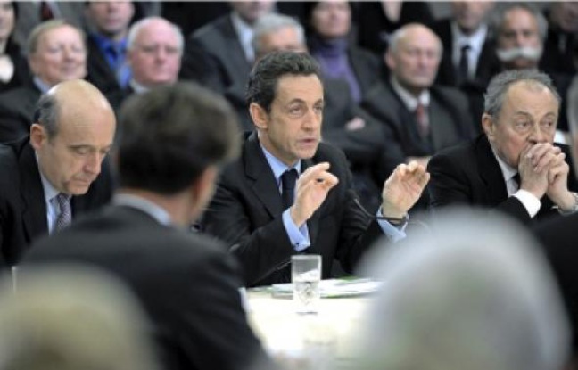 Hier, Nicolas Sarkozy a présenté son plan aux côtés d'Alain Juppé et de Michel Rocard. Hier, Nicolas Sarkozy a présenté son plan aux côtés d'Alain Juppé et de Michel Rocard.