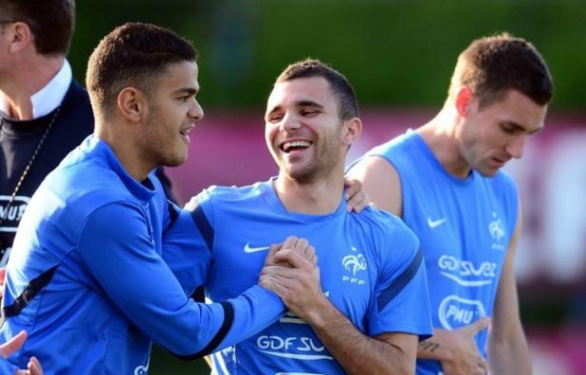 En ballottage favorable pour une qualification en quart de finale de l'Euro-2012, la France pourrait entrouvrir la porte à ses remplaçants lors du dernier match du groupe D contre la Suède mardi, autant pour préserver des cadres que pour relancer d'ex-blessés. En ballottage favorable pour une qualification en quart de finale de l'Euro-2012, la France pourrait entrouvrir la porte à ses remplaçants lors du dernier match du groupe D contre la Suède mardi, autant pour préserver des cadres que pour relancer d'ex-blessés.