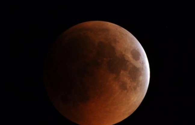 Une éclipse totale de Lune devait être visible samedi à partir de 14H06 GMT pendant près d'une heure en Asie, en Australie et dans une partie de l'Amérique du Nord, de l'Europe de l'Est et de la Scandinavie, si le ciel est clair. Une éclipse totale de Lune devait être visible samedi à partir de 14H06 GMT pendant près d'une heure en Asie, en Australie et dans une partie de l'Amérique du Nord, de l'Europe de l'Est et de la Scandinavie, si le ciel est clair.