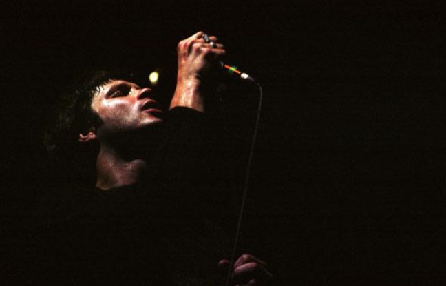 Bertrand Cantat, le chanteur de Noir Désir en concert à Paris, le 14 mai 2002. Bertrand Cantat, le chanteur de Noir Désir en concert à Paris, le 14 mai 2002.