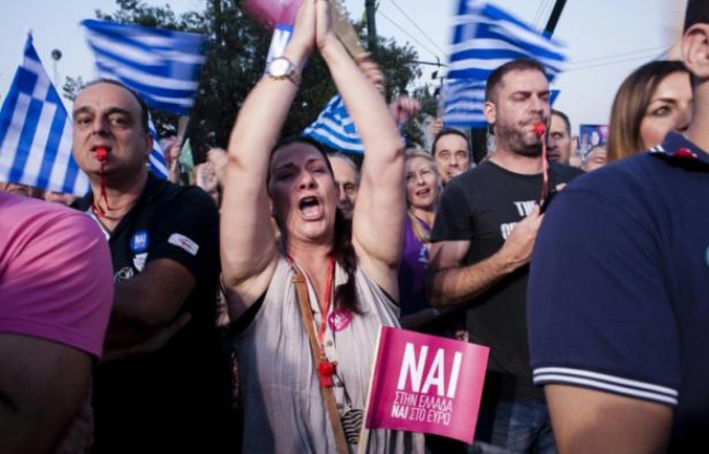 Des partisans du "oui"au référendum grec manifestent à Athènes le 3 juillet 2015 Des partisans du "oui"au référendum grec manifestent à Athènes le 3 juillet 2015