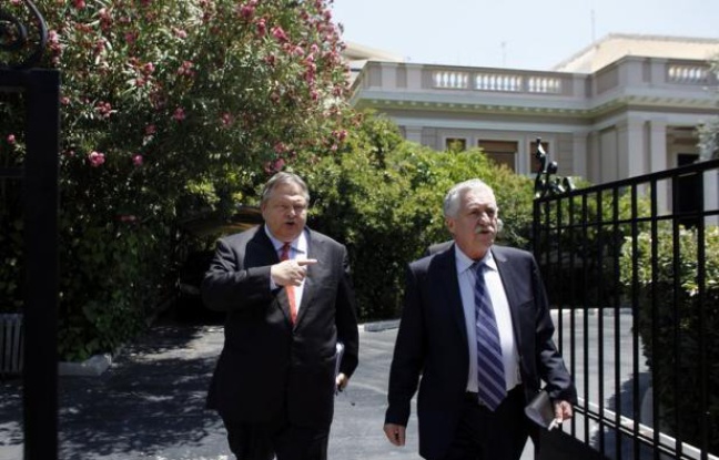 Les dirigeants des partis de la coalition gouvernementale en Grèce ont décidé lundi de poursuivre leurs discussions sur les mesures d'économies nécessaires pour débloquer un versement de 31,5 milliards d'euros dans le cadre du plan de sauvetage UE-FMI. Les dirigeants des partis de la coalition gouvernementale en Grèce ont décidé lundi de poursuivre leurs discussions sur les mesures d'économies nécessaires pour débloquer un versement de 31,5 milliards d'euros dans le cadre du plan de sauvetage UE-FMI.