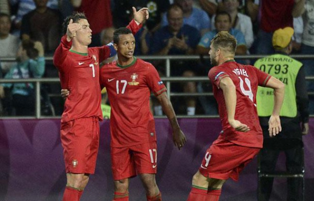 Cristiano Ronaldo, Nani et Miguel Veloso fêtent le deuxième but portugais contre les Pays-Bas, à Kharkiv, le 17 juin 2012. Cristiano Ronaldo, Nani et Miguel Veloso fêtent le deuxième but portugais contre les Pays-Bas, à Kharkiv, le 17 juin 2012.