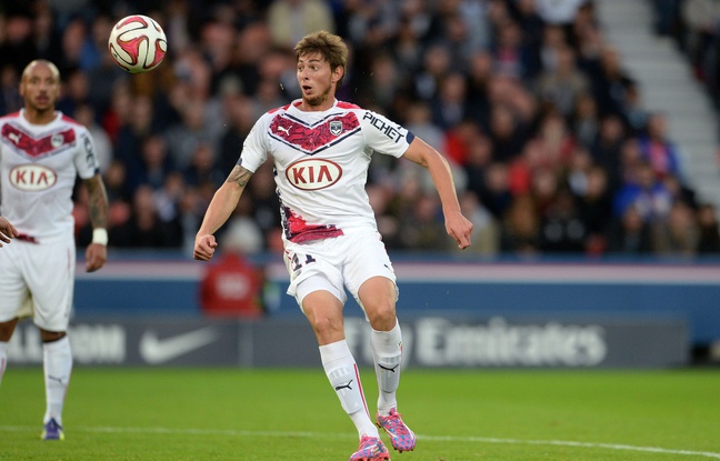 Bordeaux player's Emiliano Sala during the Football French Championship game, Paris Saint Germain vs Girondins de Bordeaux at Parc des Princes, Paris, France - 25/10/2014/JEFFROYGUY_psg_bdx_50/Credit:JEFFROY GUY/SIPA/1410261833 Bordeaux player's Emiliano Sala during the Football French Championship game, Paris Saint Germain vs Girondins de Bordeaux at Parc des Princes, Paris, France - 25/10/2014/JEFFROYGUY_psg_bdx_50/Credit:JEFFROY GUY/SIPA/1410261833