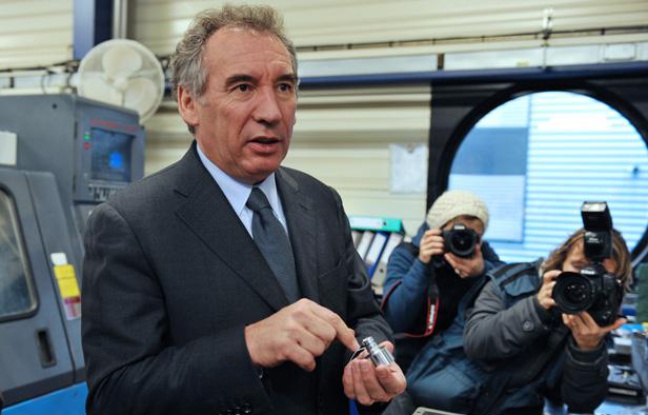François Bayrou, président du MoDem et candidat à la présidentielle de 2012, en visite à Sully-sur-Loire, dans le Loiret, le 16 décembre 2011. François Bayrou, président du MoDem et candidat à la présidentielle de 2012, en visite à Sully-sur-Loire, dans le Loiret, le 16 décembre 2011.