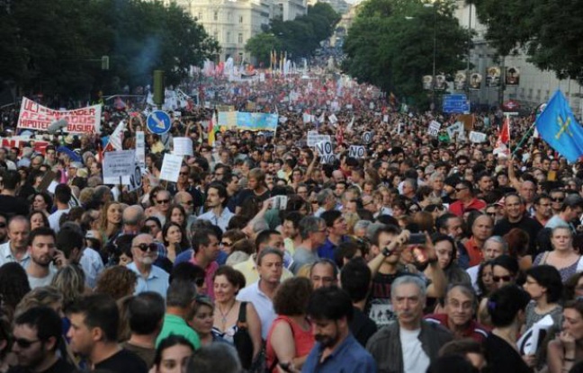Dans une forêt de drapeaux multicolores, une énorme marée humaine a envahi jeudi soir le centre de Madrid, pour crier "non" au nouveau plan de rigueur du gouvernement espagnol, à la hausse de la TVA, aux coupes budgétaires qui frappent les fonctionnaires et les chômeurs. Dans une forêt de drapeaux multicolores, une énorme marée humaine a envahi jeudi soir le centre de Madrid, pour crier "non" au nouveau plan de rigueur du gouvernement espagnol, à la hausse de la TVA, aux coupes budgétaires qui frappent les fonctionnaires et les chômeurs.