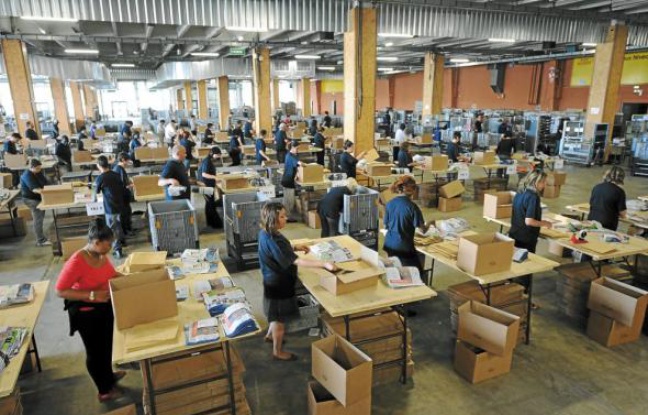 Les professions de foi et bulletins de vote sont triés, assemblés et mis en carton. Les professions de foi et bulletins de vote sont triés, assemblés et mis en carton.