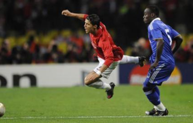Manchester United's Cristiano Ronaldo (L) is fouled by Chelsea's Michael Essien during their UEFA Champions League final soccer match at the Luzhniki stadium in Moscow May 21, 2008. (RUSSIA) REUTERS/Dylan Martinez (RUSSIA) Manchester United's Cristiano Ronaldo (L) is fouled by Chelsea's Michael Essien during their UEFA Champions League final soccer match at the Luzhniki stadium in Moscow May 21, 2008. (RUSSIA) REUTERS/Dylan Martinez (RUSSIA)