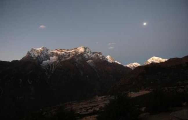 Un nouveau réseau de téléphonie à haut débit dans la région népalaise de l'Everest va désormais permettre aux alpinistes de passer des appels en vidéo et de surfer sur internet depuis le sommet le plus haut du monde, a annoncé un groupe de télécom népalais. Un nouveau réseau de téléphonie à haut débit dans la région népalaise de l'Everest va désormais permettre aux alpinistes de passer des appels en vidéo et de surfer sur internet depuis le sommet le plus haut du monde, a annoncé un groupe de télécom népalais.