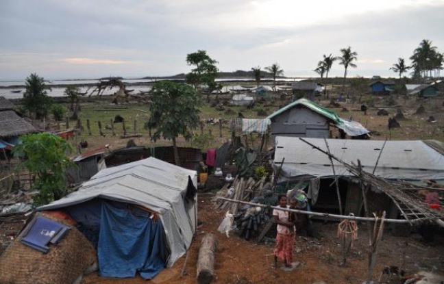Depuis des générations, les Birmans de Shweri Chai, petite île du golfe du Bengale, extraient seuls le pétrole d'une terre aride. Mais à l'heure où les groupes étrangers convoitent le potentiel énergétique du pays, ils craignent de voir cette manne s'évaporer. Depuis des générations, les Birmans de Shweri Chai, petite île du golfe du Bengale, extraient seuls le pétrole d'une terre aride. Mais à l'heure où les groupes étrangers convoitent le potentiel énergétique du pays, ils craignent de voir cette manne s'évaporer.