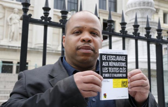 Louis-Georges Tin, le président du Cran, le 10 mai devant le Palais de justice de Paris, où il a annoncé qu'il allait porter plainte contre la CDC. Louis-Georges Tin, le président du Cran, le 10 mai devant le Palais de justice de Paris, où il a annoncé qu'il allait porter plainte contre la CDC.
