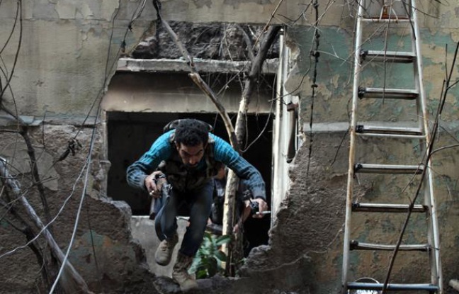 Un opposant au régime de Bachar al-Assad à Alep, dans le Nord de la Syrie, le 19 novembre 2013. Un opposant au régime de Bachar al-Assad à Alep, dans le Nord de la Syrie, le 19 novembre 2013.