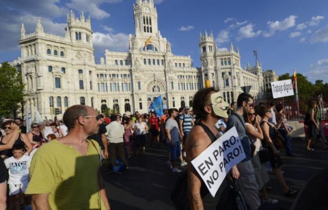Des centaines de chômeurs espagnols ont manifesté samedi à travers Madrid, dernier épisode d'une vague de manifestations de colère contre la politique de rigueur du gouvernement. Des centaines de chômeurs espagnols ont manifesté samedi à travers Madrid, dernier épisode d'une vague de manifestations de colère contre la politique de rigueur du gouvernement.