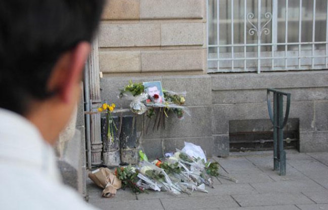 Rassemblement en mémoire de Jérémy Buan, cadre de La Poste qui s'est suicidé à Rennes, le 5 mars 2012. Rassemblement en mémoire de Jérémy Buan, cadre de La Poste qui s'est suicidé à Rennes, le 5 mars 2012.
