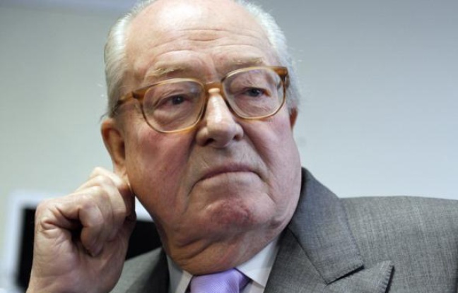 Le président du Front national Jean-Marie Le Pen a attaqué, lundi matin, le président Nicolas Sarkozy sur sa gestion de la crise en Côte d'Ivoire.
Le président du Front national Jean-Marie Le Pen a attaqué, lundi matin, le président Nicolas Sarkozy sur sa gestion de la crise en Côte d'Ivoire.