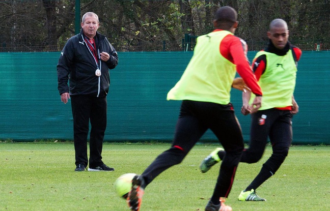 Rolland Courbis, ici lors d'une séance d'entraînement du Stade Rennais. Rolland Courbis, ici lors d'une séance d'entraînement du Stade Rennais.
