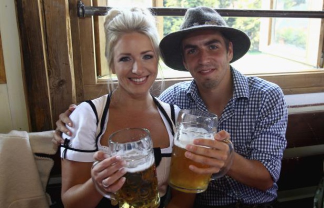 Philipp Lahm et sa compagne lors de la fête de la bière, le 2 octobre 2011 à Munich. Philipp Lahm et sa compagne lors de la fête de la bière, le 2 octobre 2011 à Munich.
