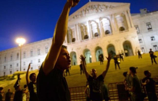 Plus d'une centaine de milliers de personnes ont manifesté samedi à Lisbonne et dans plusieurs villes du Portugal contre les mesures d'austérité du gouvernement de centre-droit qui a récemment mis le feu aux poudres en annonçant un renforcement de la rigueur. Plus d'une centaine de milliers de personnes ont manifesté samedi à Lisbonne et dans plusieurs villes du Portugal contre les mesures d'austérité du gouvernement de centre-droit qui a récemment mis le feu aux poudres en annonçant un renforcement de la rigueur.