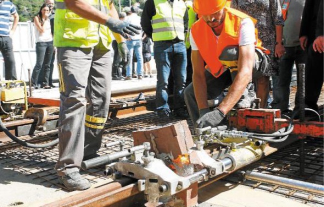 Un total de 150 soudures reste à réaliser sur l'extension de la ligne 1. Un total de 150 soudures reste à réaliser sur l'extension de la ligne 1.