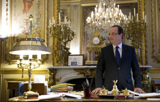 François Hollande, dans son bureau de l'Elysée, le 17 décembre 2012. François Hollande, dans son bureau de l'Elysée, le 17 décembre 2012.