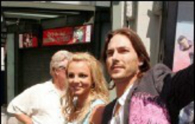 La chanteuse Britney Spears et son mari Kevin Federline, ont reçu la semaine dernière la visite des services de protection de l'enfance à leur domicile après avoir été alertés que leur bébé de 7 mois était tombé et souffrait de maux de tête, a indiqué le Los Angeles Times mercredi. La chanteuse Britney Spears et son mari Kevin Federline, ont reçu la semaine dernière la visite des services de protection de l'enfance à leur domicile après avoir été alertés que leur bébé de 7 mois était tombé et souffrait de maux de tête, a indiqué le Los Angeles Times mercredi.