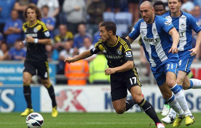 Eden Hazard, lors de son premier match de Premier League avec Chelsea, le 19 août 2012 à Wigan (Angleterre). Eden Hazard, lors de son premier match de Premier League avec Chelsea, le 19 août 2012 à Wigan (Angleterre).
