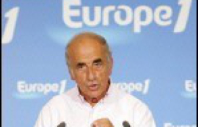 Jean-Pierre Elkabbach, président d'Europe 1 (groupe Lagardère), a conseillé à François Bayrou "de tourner sept fois la langue dans la bouche", mardi à Paris, après la mise en cause par le président de l'UDF de l'indépendance des médias détenus par des groupes industriels. Jean-Pierre Elkabbach, président d'Europe 1 (groupe Lagardère), a conseillé à François Bayrou "de tourner sept fois la langue dans la bouche", mardi à Paris, après la mise en cause par le président de l'UDF de l'indépendance des médias détenus par des groupes industriels.