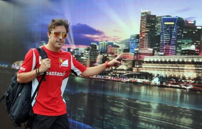 Toujours en tête du championnat du monde, l'Espagnol Fernando Alonso (Ferrari) doit s'attendre à un week-end torride, au Grand Prix de Singapour de Formule 1, face au Britannique Lewis Hamilton (McLaren) et à l'Allemand Sebastian Vettel (Red Bull). Toujours en tête du championnat du monde, l'Espagnol Fernando Alonso (Ferrari) doit s'attendre à un week-end torride, au Grand Prix de Singapour de Formule 1, face au Britannique Lewis Hamilton (McLaren) et à l'Allemand Sebastian Vettel (Red Bull).