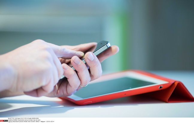 Illustration d'un homme avec un smartphone et une tablette. Illustration d'un homme avec un smartphone et une tablette.